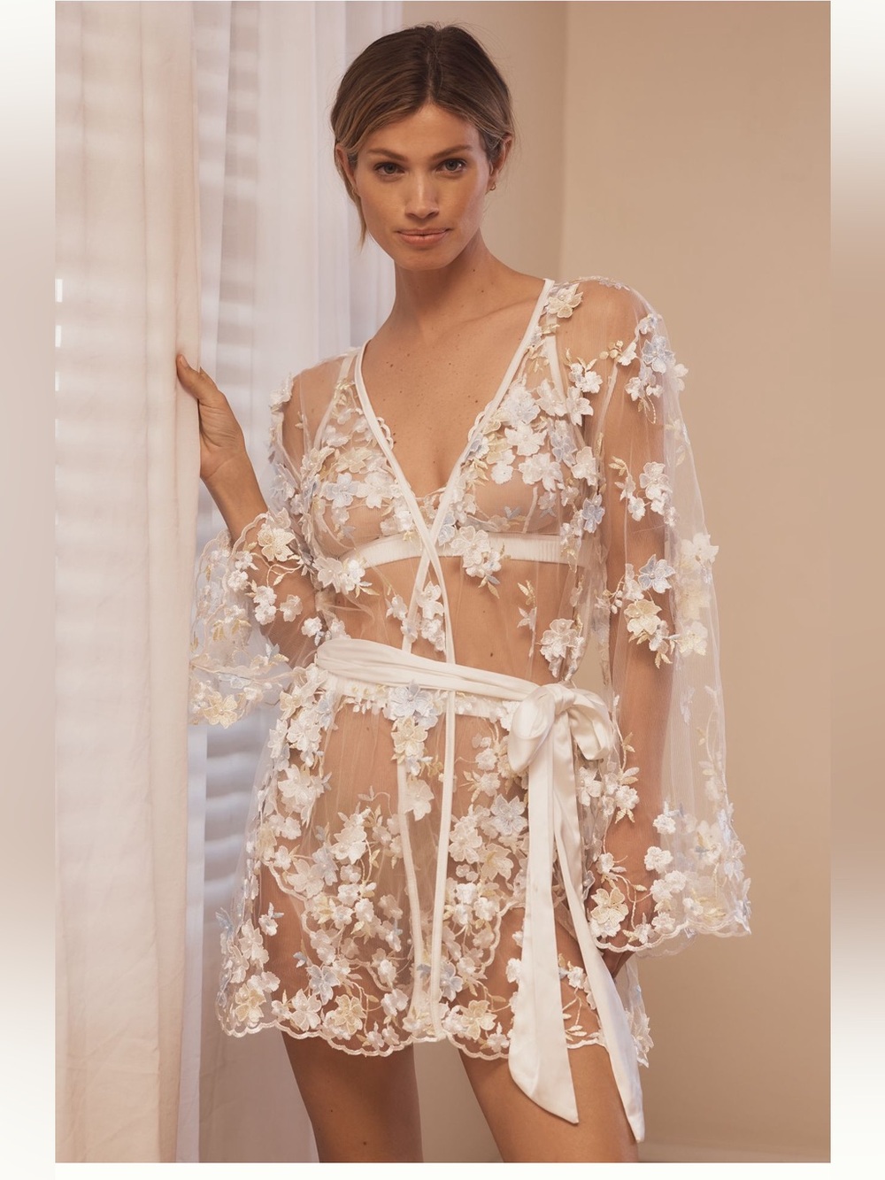 Kilo NWT S/M set, Gorgeous Brava 3D ivory blue flower robe, bralette, tap pants